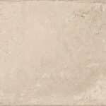 Texture de carreau en pierre naturelle beige clair, type travertin vieilli, avec des veines subtiles et des irrégularités douces.