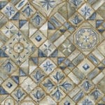 Motif de carreaux de faïence anciens bleu et beige avec dessins floraux, style méditerranéen ou portugais, texture patinée.