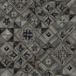 Motif répétitif de carreaux anciens ou ciment usés, nuances de gris et noir, motifs floraux et géométriques stylisés, jointure marron foncé.