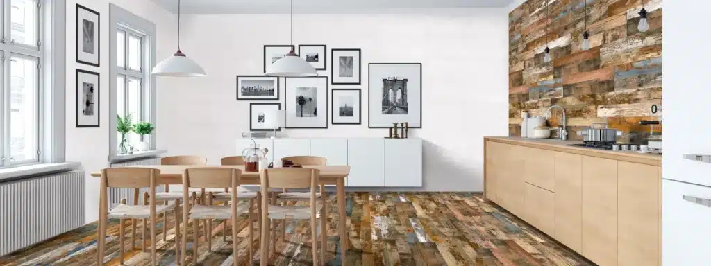 Salle à manger et cuisine modernes avec revêtement mural effet bois récupéré, sol rustique, mobilier en bois clair et cadres photo noirs.