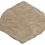 Dalle de pierre naturelle de forme irrégulière, couleur beige/sable, texture rocheuse légèrement veinée, isolée sur fond blanc.