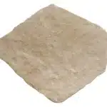 Dalle de pierre naturelle irrégulière de couleur beige clair, texturée, isolée sur fond blanc. Surface légèrement marbrée avec des bords bruts.