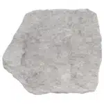 Surface d'une pierre naturelle, un pavé ou une dalle irrégulière de couleur gris clair, avec une texture granuleuse et rugueuse.