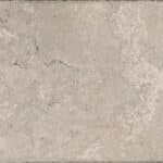 Texture de carreau ou de dalle en travertin gris-beige clair, présentant des veines et des fissures sombres subtiles, style naturel et rustique.
