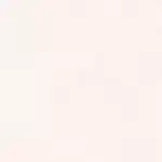 Fond uni blanc cassé très clair avec une texture subtile, rappelant un papier texturé ou un tissu doux de couleur crème pâle.