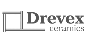 Logo Drevex Logistics - Symbole et Texte Gris Foncé Logo monochrome gris foncé de Drevex Logistics avec un symbole abstrait à gauche composé de triangles.