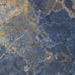 Texture de marbre bleu nuit profond avec des veines et des inclusions de couleur or rouille et blanc, évoquant une surface de pierre luxueuse.