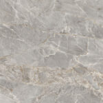 Surface de marbre gris clair avec des veines blanches et des accents terreux brun-doré, texture naturelle luxueuse.