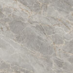 Surface de marbre gris clair avec des veines blanches et des fissures fines brun-doré, texture naturelle et luxueuse.