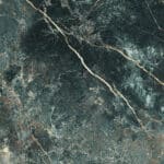 Texture de marbre vert foncé profond avec des veines blanches éclatantes et des inclusions dorées/rouille, idéale pour revêtement luxueux.