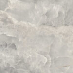 Texture luxueuse de marbre onyx blanc-gris clair, présentant des veines douces et des formations cristallines vaporeuses, idéal pour revêtements haut de gamme.