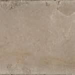 Texture de pierre naturelle, marbre ou travertin beige-gris, avec des veines fines et des imperfections rugueuses sur les bords supérieur et inférieur.