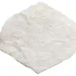 Dalle de pierre naturelle claire, de forme irrégulière, couleur blanc cassé/gris clair avec texture granuleuse.