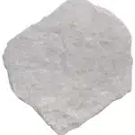 Dalle de pierre naturelle ou ardoise gris clair, de forme irrégulière, avec une texture légèrement granuleuse, isolée sur fond blanc.