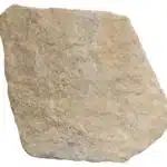 Dalle de pierre naturelle, probablement du granit ou du grès, de forme irrégulière, affichant des tons beiges et ocres tachetés de gris.