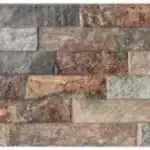 Revêtement mural décoratif en fausse pierre rectangulaire, effet schiste, tons terreux, gris et rouille, style rustique.