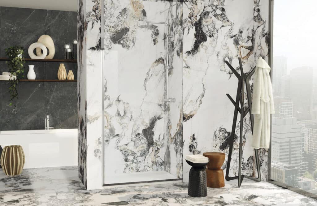 Salle de bain luxe moderne avec douche vitrée marbre blanc/noir, baignoire, étagères décoratives sur fond carrelage sombre, vue ville.