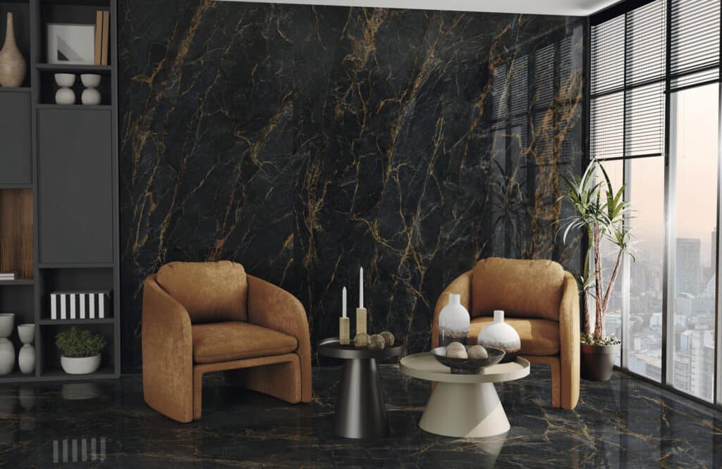 Salon moderne luxe : murs et sol en marbre noir veiné d'or, fauteuils camel, mobilier sombre, vue urbaine.