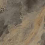 Texture de pierre naturelle ou ardoise brute, riche en nuances de gris foncé, brun terreux et ocre jaune avec des veines et des strates fluides.