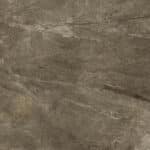 Texture de roche sombre marron-taupe avec veinage minéral clair et fissures. Surface brute de pierre naturelle ou carrelage contemporain.